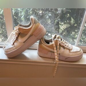 Nike Air Women’s Size 8; some scuffing, only worn 4-5 times; sunflower laces 🌻